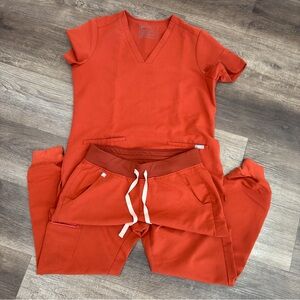 Figs scrub set in Bright Orange
